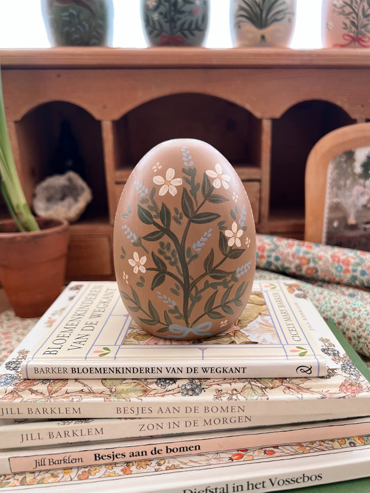 HAND PAINTED HEIRLOOM EGG 2/15